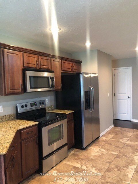 Building Photo - Over 2,000 sqft on one level