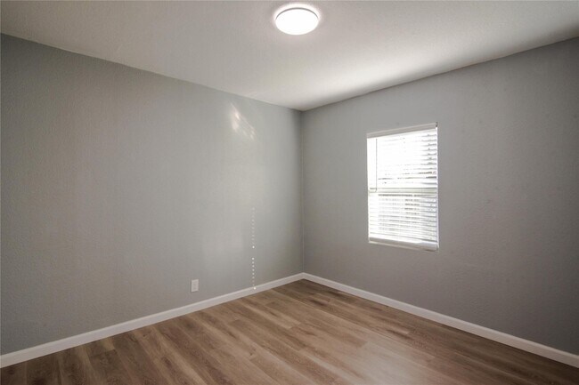 Building Photo - 540 Hensley Dr