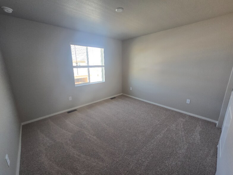 Building Photo - 4828 River Roads Dr