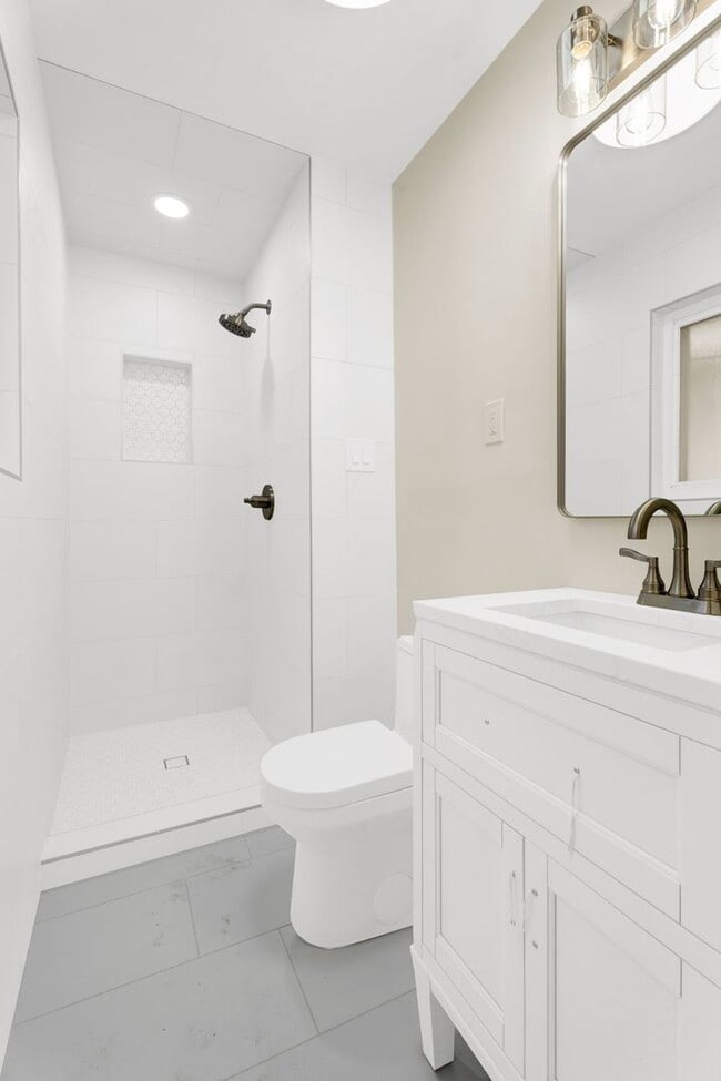 Building Photo - 3BD | 3BTH - HOT TUB - WATER FRONT - NEWLY RENOVATED - ON SYLVAN LAKE