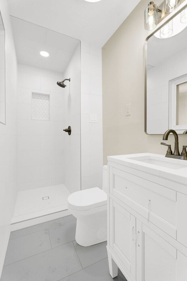 Building Photo - 3BD | 3BTH - NEWLY RENOVATED - ON SYLVAN LAKE