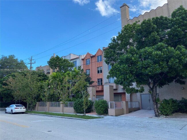Building Photo - 2630 SW 28th St