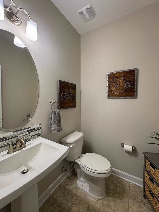 Building Photo - Gorgeous 4 Bed 2.5 Bath Home with Fenced Backyard