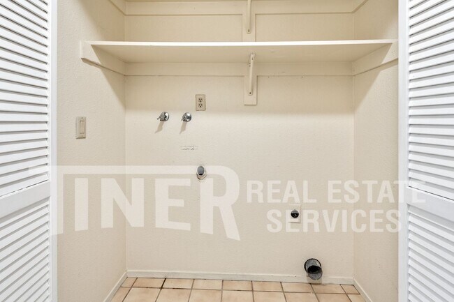 Building Photo - Updated & Beautiful Crosswoods Home