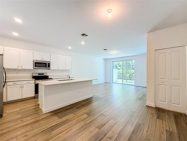 Building Photo - 4607 Hollister Ave
