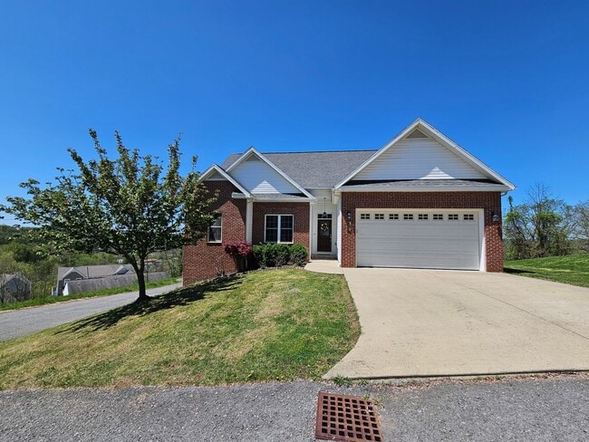 Building Photo - 4 Bedroom, 3 Bathroom home AVAILABLE 07/01...