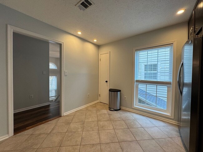 Building Photo - Sun-filled And Spacious 2 Bed 2 Bath Condo With Balcony In Desired Willow Point