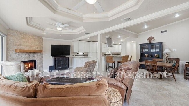 Building Photo - 156 Trelawney St