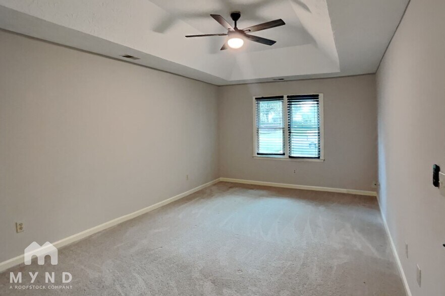 Building Photo - 4915 Willow Ln