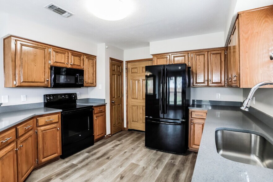 Building Photo - 3816 Yellowstone Pl
