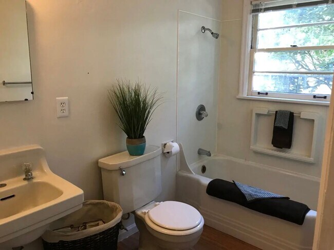 Building Photo - Studio Apartment in downtown Salem, Oregon.