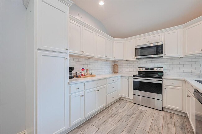 Building Photo - 8711 Pines Pl Dr