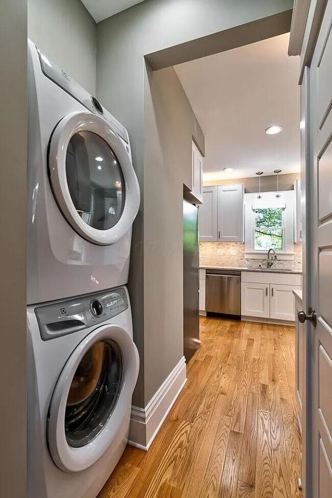 Building Photo - 5 BEDROOMS + 2.5 BATHROOMS + 3 FREE OFF-STREET Parking Spaces SINGLE FAMILY HOUSE!  Available Aug...