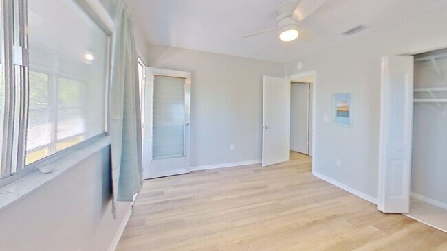 Building Photo - 2-bedroom 2-bathroom Top Corner Unit Condo