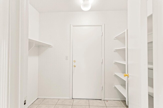 Building Photo - 7309 W Canterbury Dr