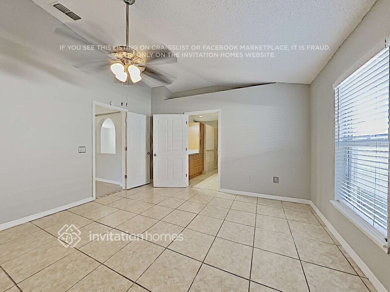 Building Photo - 1622 Hudderfield Cir W