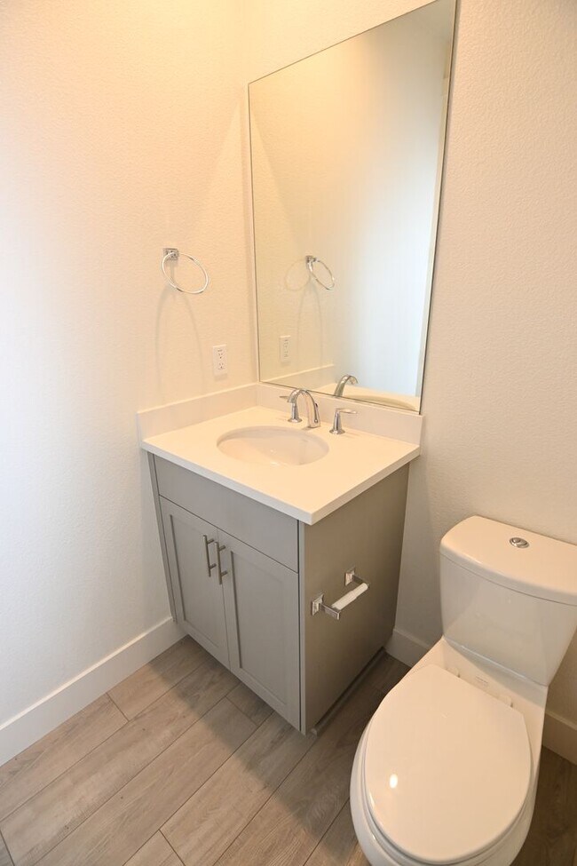 Building Photo - Upscale 2-BR Dual-Suite Condo in Downtown San Jose