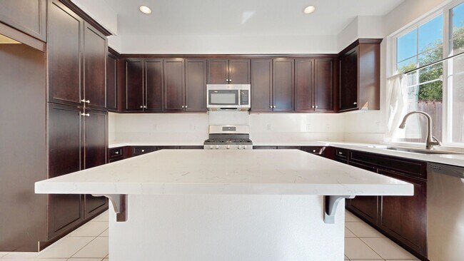 Building Photo - Bright & Beautiful 4 Bedroom 3 Full Bathroom Home!