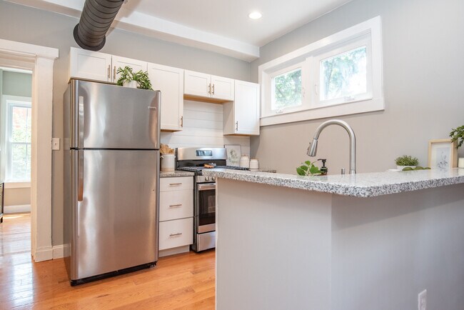 Building Photo - 318 N Duke St