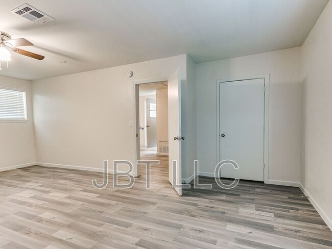 Building Photo - 4416 Meadowoak Dr