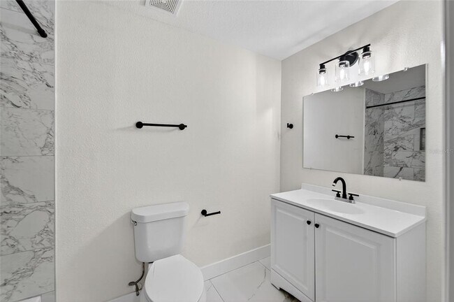 Building Photo - 2525 W Beach St