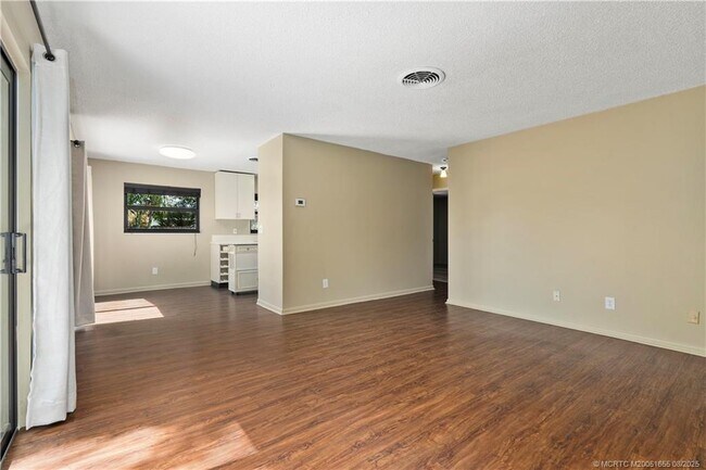 Building Photo - 2563 NE Palm Ave