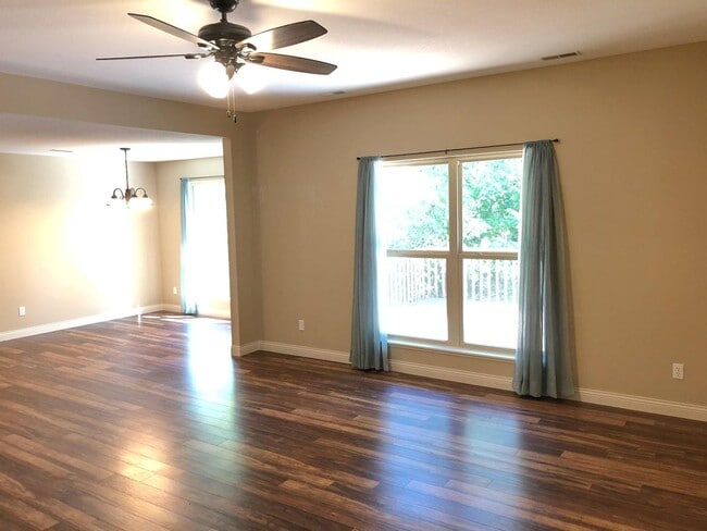 Building Photo - Like-New Ranch Home — 3 Bed / 2 Bath in Fo...