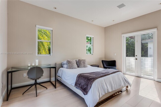 Building Photo - 1701 Espanola Dr