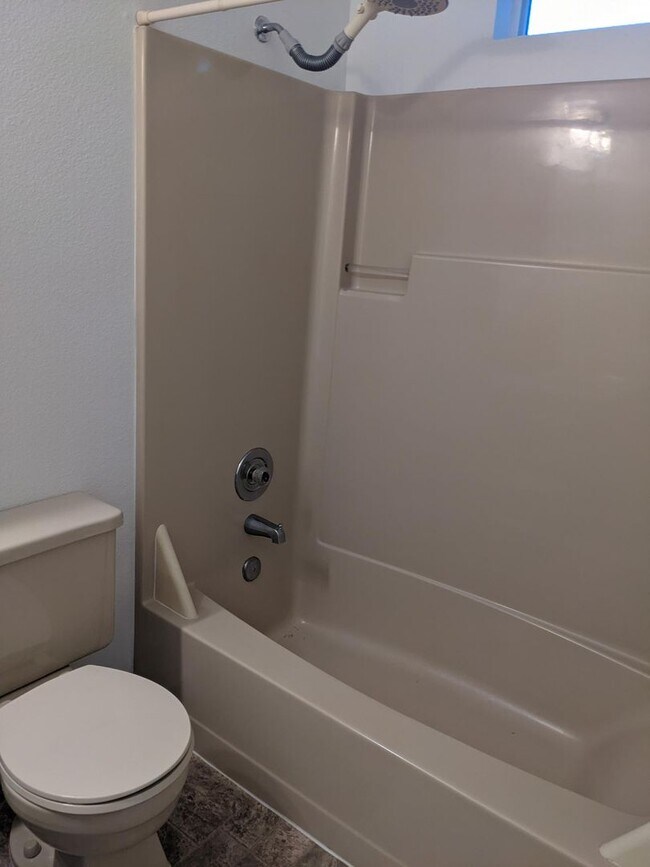 Building Photo - Woodinville townhouse style condo. 2 bed 2...