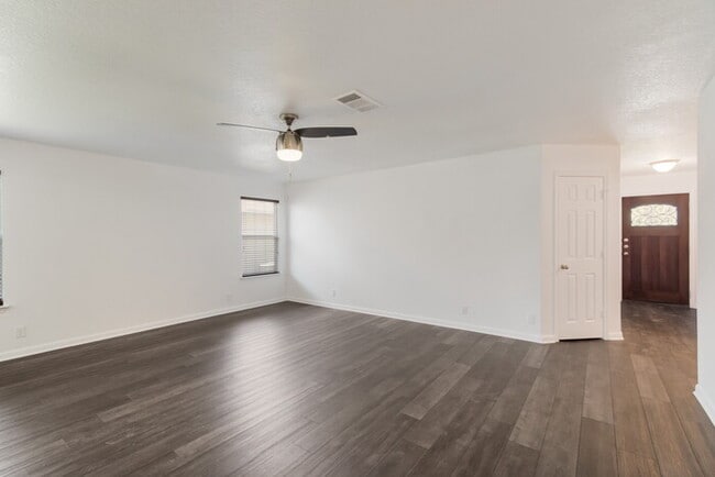 Building Photo - Beautiful 3 BR/2 bath home in Avery Park ready for immediate move in!