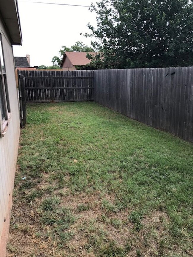 Building Photo - 711 Hawn Cir