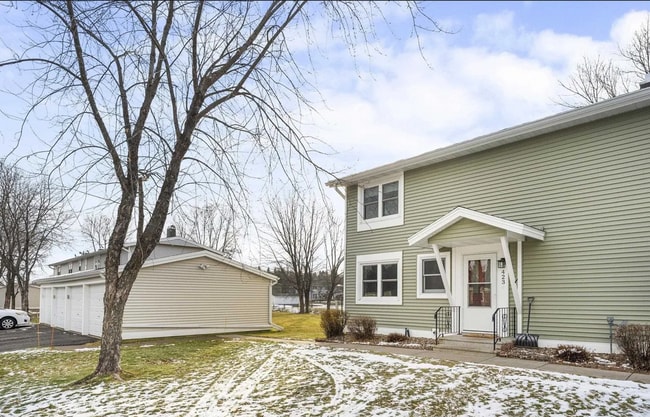 Building Photo - Three Bedroom Townhome n Aspenwood!