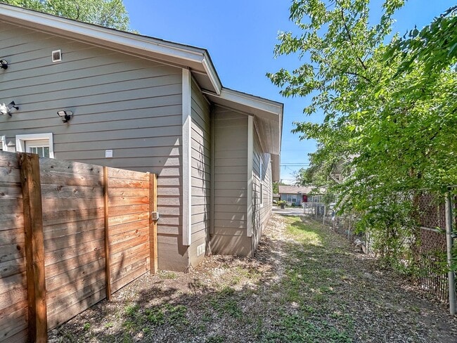 Building Photo - Newly Renovated 2-Bedroom Duplex Near Downtown!