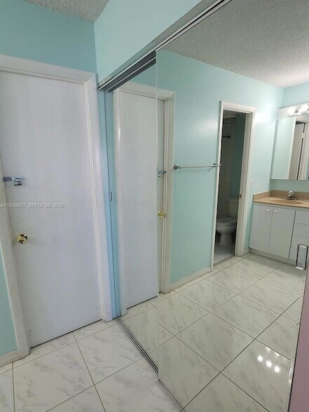 Building Photo - 401 Golden Isles Dr