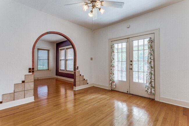 Building Photo - 2-BEDROOM UPSTAIRS DUPLEX OVERLOOKING SAN ...