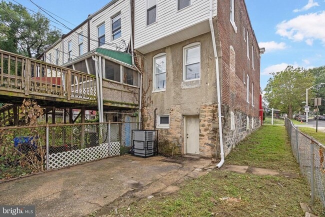 Building Photo - 945 Ashburton St