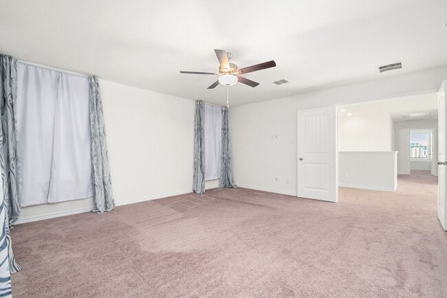 Building Photo - 4 bedroom with office and loft just South San Antonio