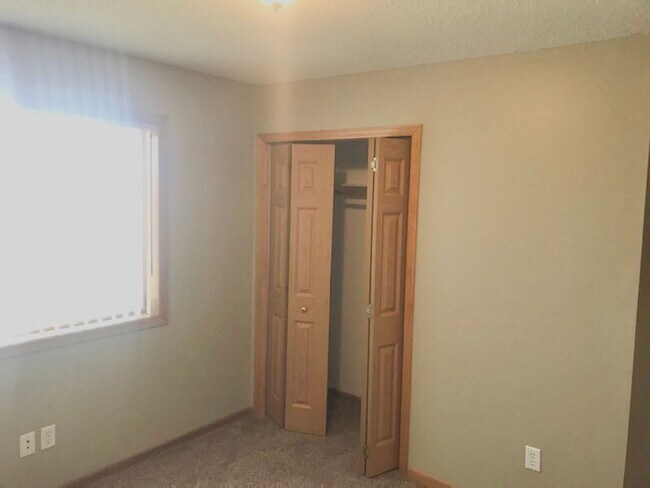 Building Photo - 5 bed 2 bath House for Rent