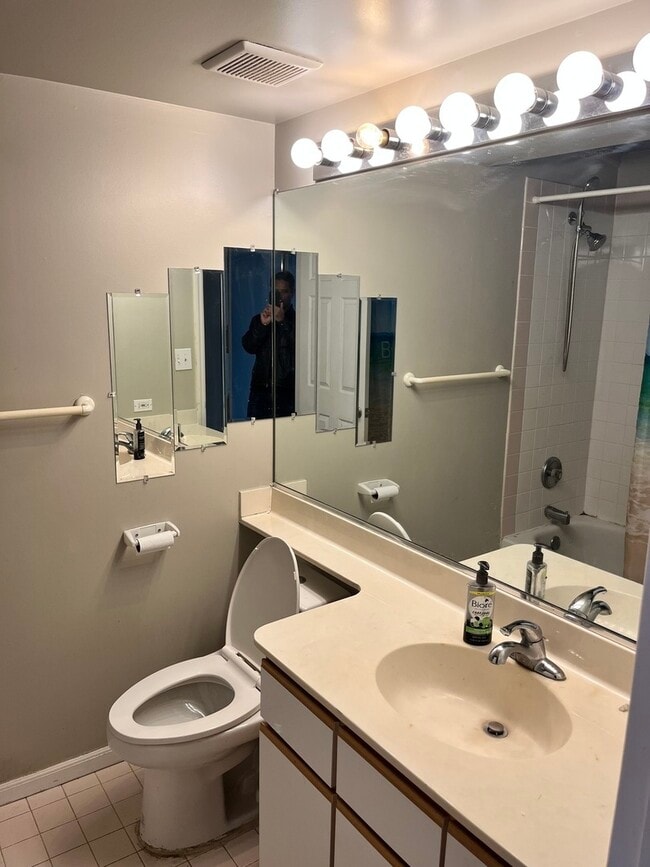 Building Photo - 5041 Warren St