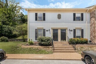 Building Photo - Convenient Brentwood Condo