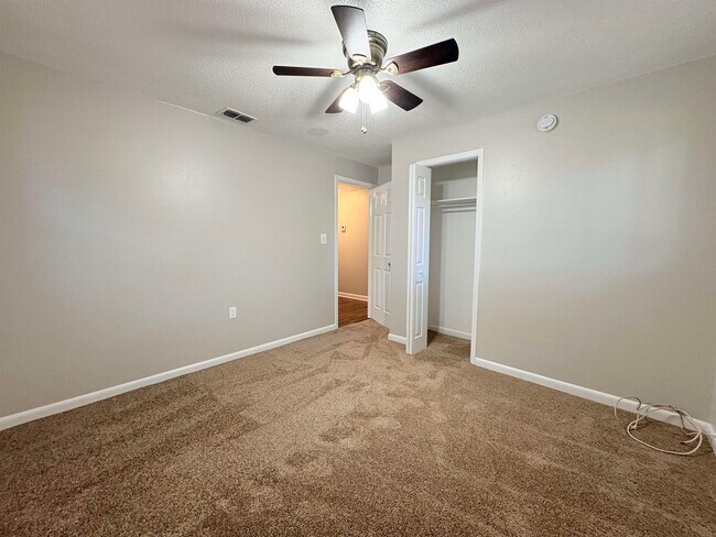 Building Photo - 2922 Oakwood Dr