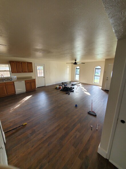 living and kitchen - 6300 Pine St