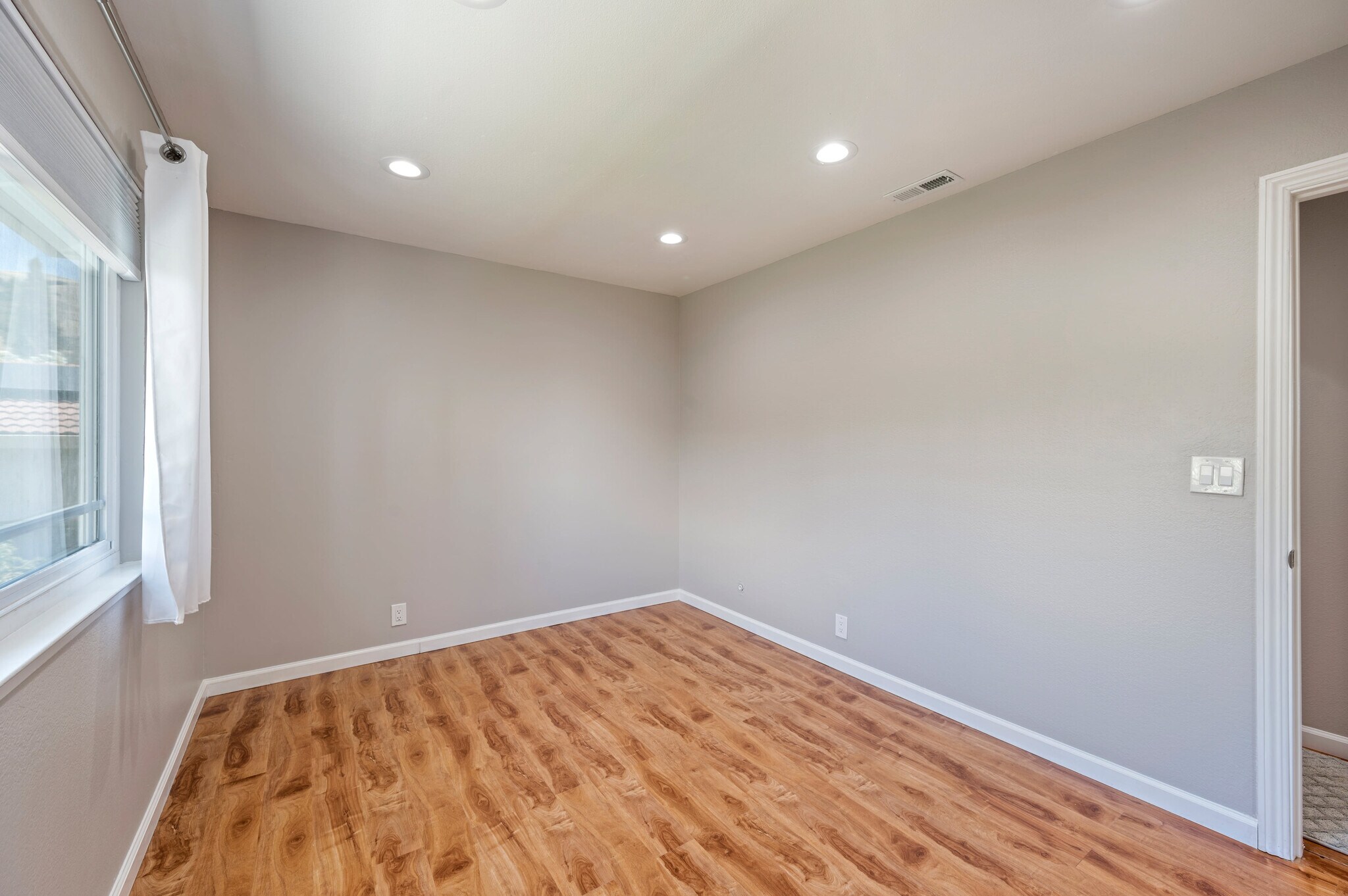 Building Photo - 3661 Slopeview Dr