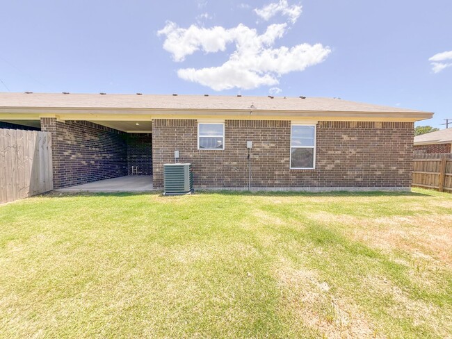 Building Photo - 1617 Pontotoc Trce