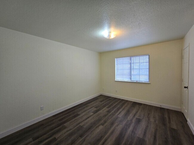 Building Photo - 3902 Old FM 440 Rd