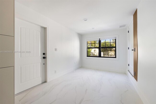 Building Photo - 3640 SW 13th St