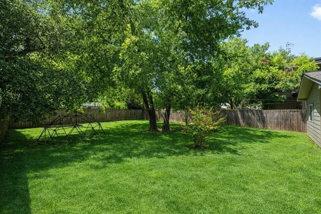 Building Photo - 3108 Fontana Dr