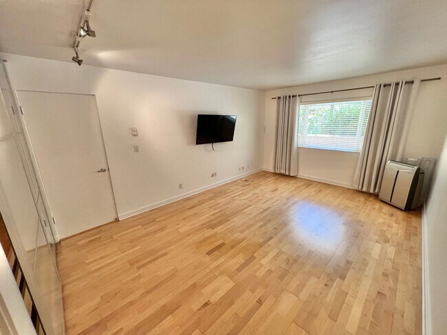 Building Photo - Modern 2 bedroom Gem Near Bixby Park | Private Balcony & Secured Parking