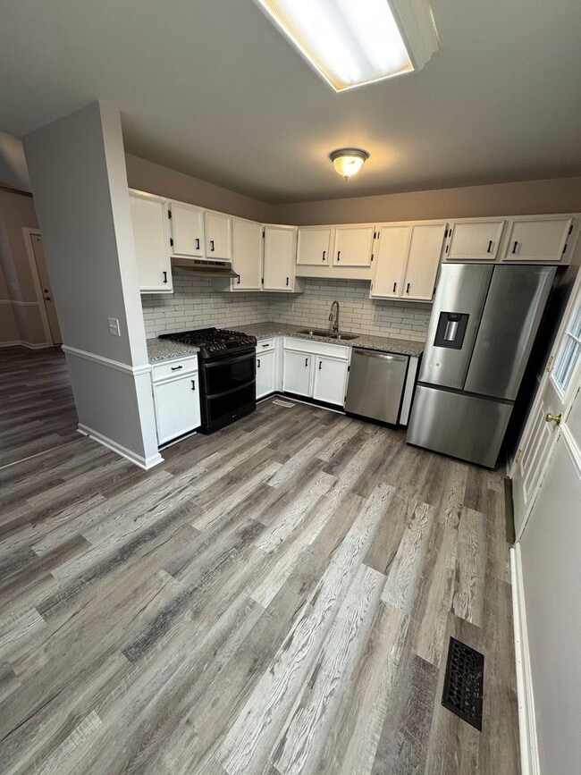 Building Photo - 3 bed & 2 bath in Saks! $200 off first months rent!