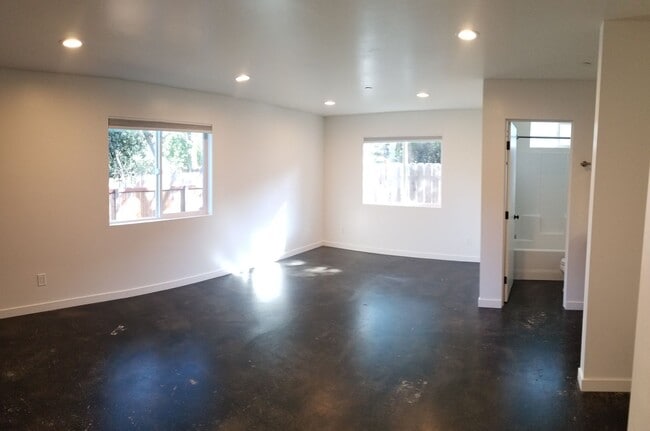 Building Photo - 5 bed 6 bath across street from Cal Poly c...